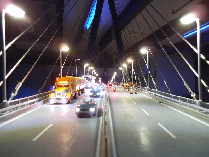 Puente de autopista de noche