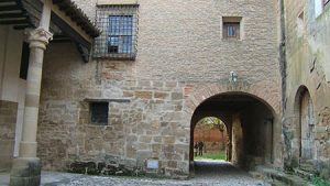 Pasaje de acceso del patio exterior del Monasterio de Casbas