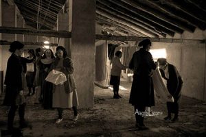 Las monjas vigilan a las presas mientras recogen la ropa del tendedor