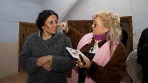 Ana Esther Ubieto y Maite Hilera dando los últimos retoques