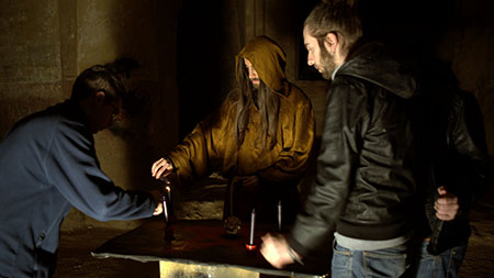 Y en el pueblo viejo de Belchite preparando el altar