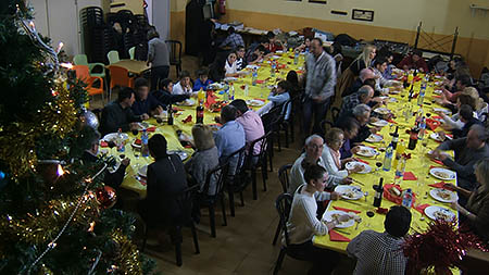 Niños y familiares en cena de hermandad con los amigos de Canyelles