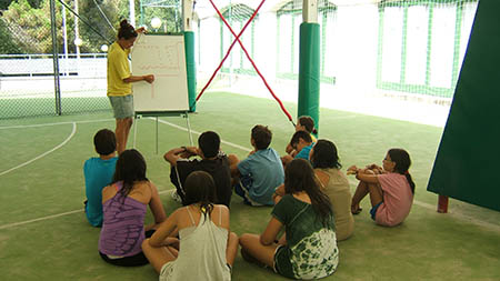 Esther explicando las normas del Centro Deportivo Canyelles