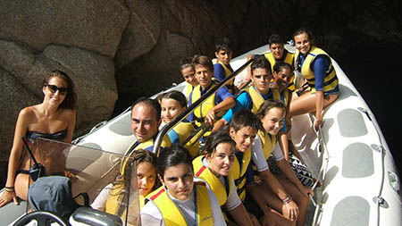 En la barca neumática en la boca de una pequeña gruta