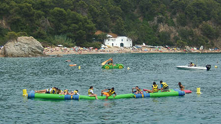 Vista de Cala Canyelles con los niños haciendo de las suyas en el hinchable