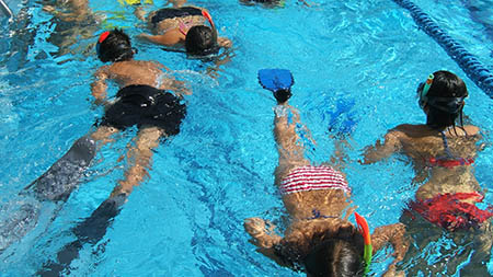 De snorkel con aletas por la piscina