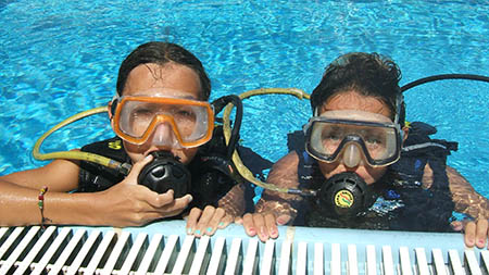 Estamos divinas y listas para nuestro bautismo de inmersión en la piscina