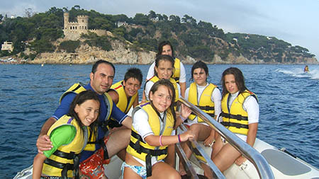 Parte del grupo con el Castillo de Lloret de Mar al fondo