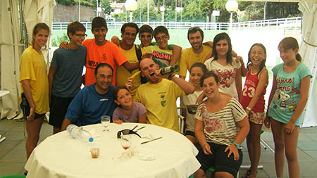 Foto fin de curso con los monitores del Centro Deportivo Cala Canyelles