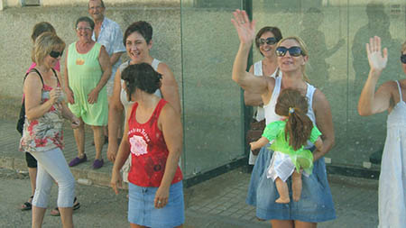 Las mamis esperando a los peques en Villanueva de Sigena